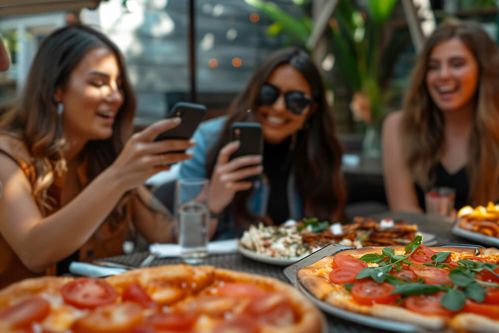 people-creating-food-content-upload-internet-food-lovers copia (1)